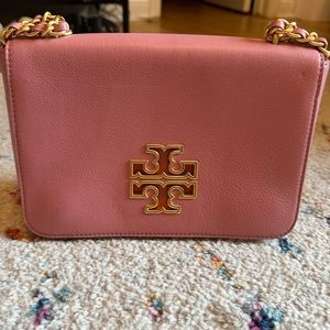 Tory Burch Handbag. Crossbody or Shoulder bag, w adjustable Chain.